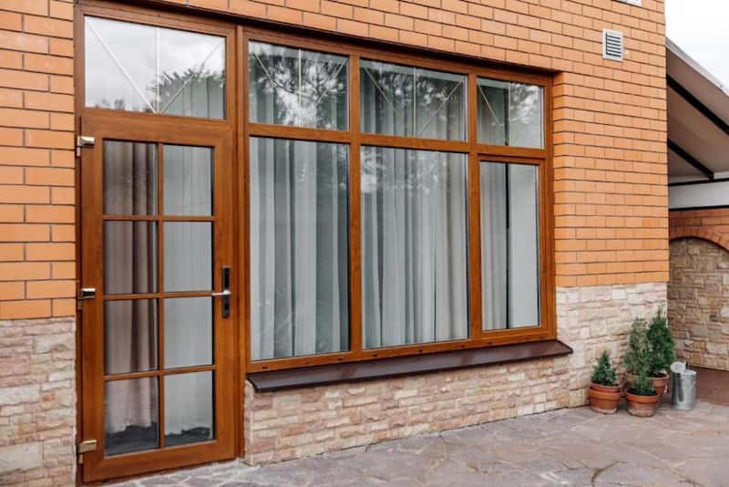 تصویر 2 از درب UPVC طرح چوب مناسب ساختمان‌های مسکونی و ویلایی
